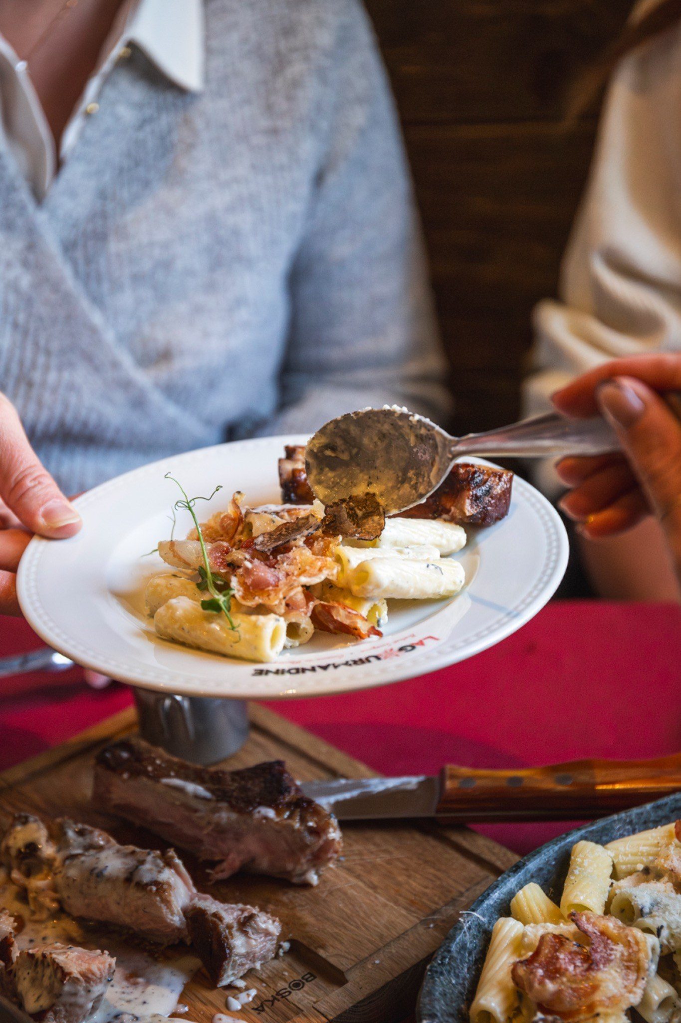 Service d'un plat à table